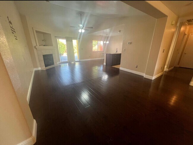 Building Photo - Welcome to this charming 3 bedroom, 2 bath...