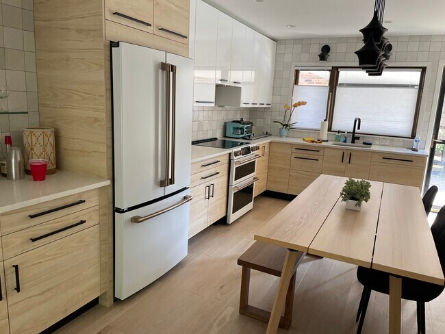 Modern Kitchen - 588 W Hawthorne Plz