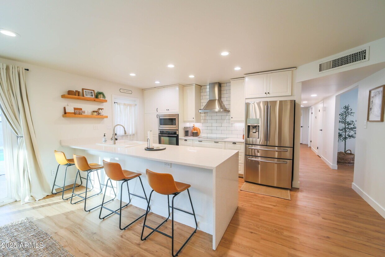 Primary Photo - 1224 E Alameda Dr
