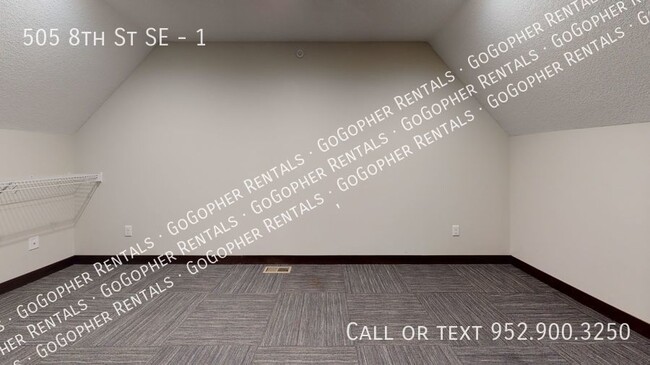 Foto del edificio - Modern 5 Bedroom Townhome Close to U of M ...