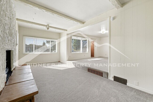 Building Photo - Charming Home with Central AC and Washer/D...