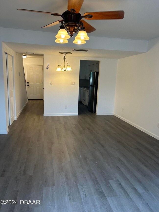 Building Photo - 2200 S Palmetto Ave