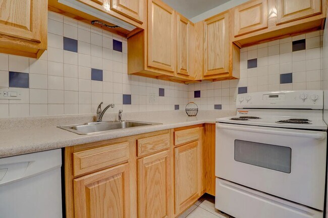 Foto del edificio - Fully Furnished ! Apartment in the Heart o...