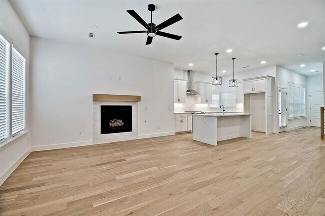 Building Photo - 502 W Persimmon St