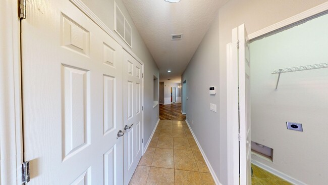 Foto del edificio - Spacious 2Bed/ 2Bath Condo With Office and 1-Car Garage - Bartram Park - Available NOW!