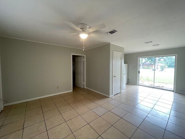 Building Photo - 3 bed 1 bath house