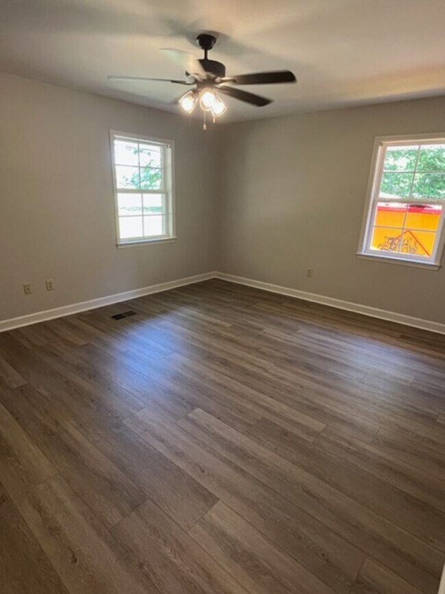 Foto del edificio - Completely Updated 2 Bedroom 1 Bath Duplex...