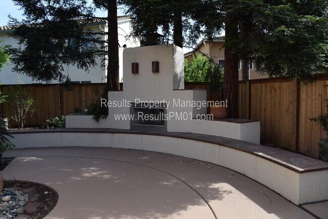 Foto del edificio - Beautiful 5 bedroom home with pool and spa!