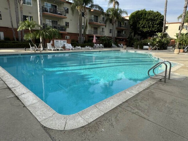 ¡Más piscina! - 400 N Acacia Ave