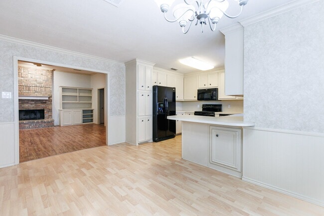 Building Photo - Large 4 bedroom in the a beautiful neighborhood!