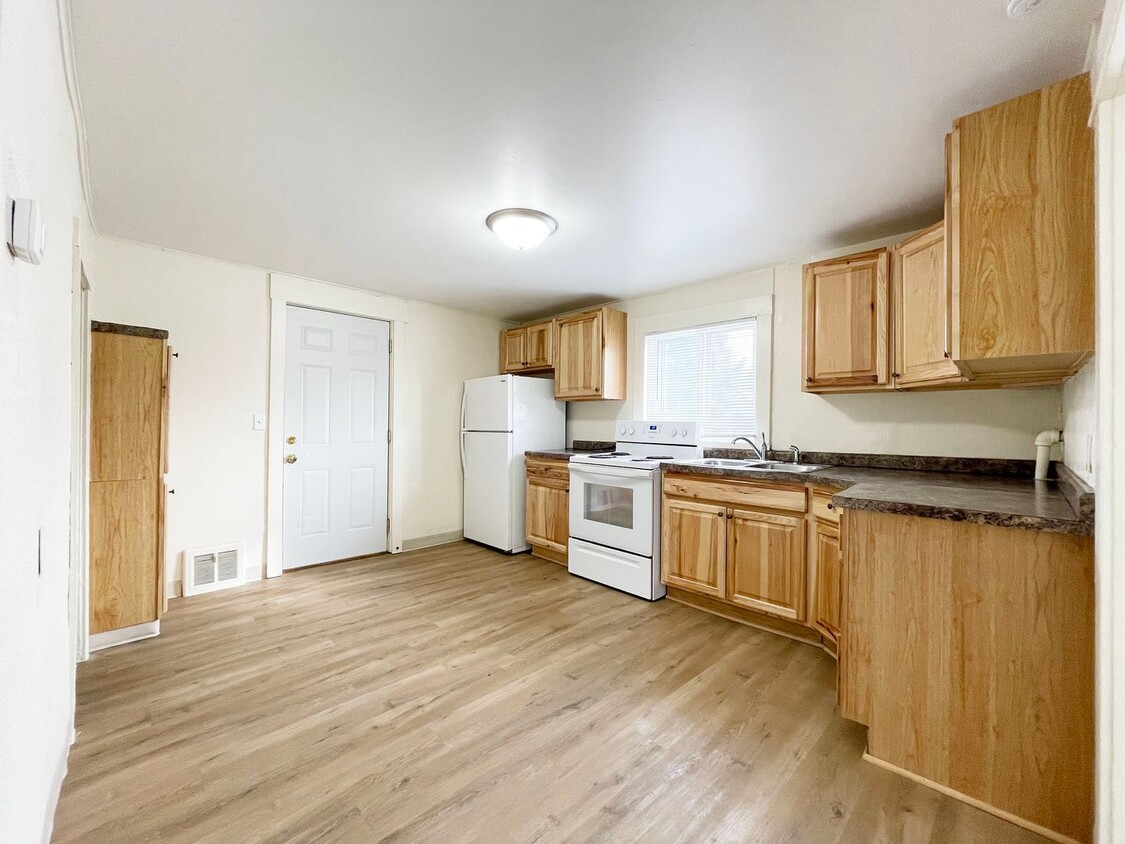 Primary Photo - 3 Bedroom house with Garage!