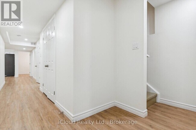 Building Photo - 7 Salt Crk Tsse.