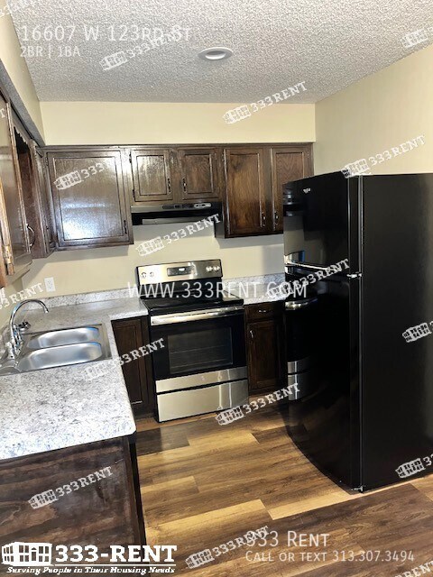 Foto del edificio - 16607 W 123rd St