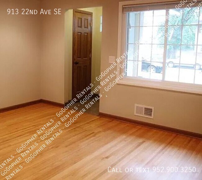 Building Photo - Affordable four bedroom duplex close to U ...