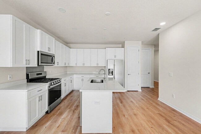 Foto del edificio - New Construction Townhome in Countryside