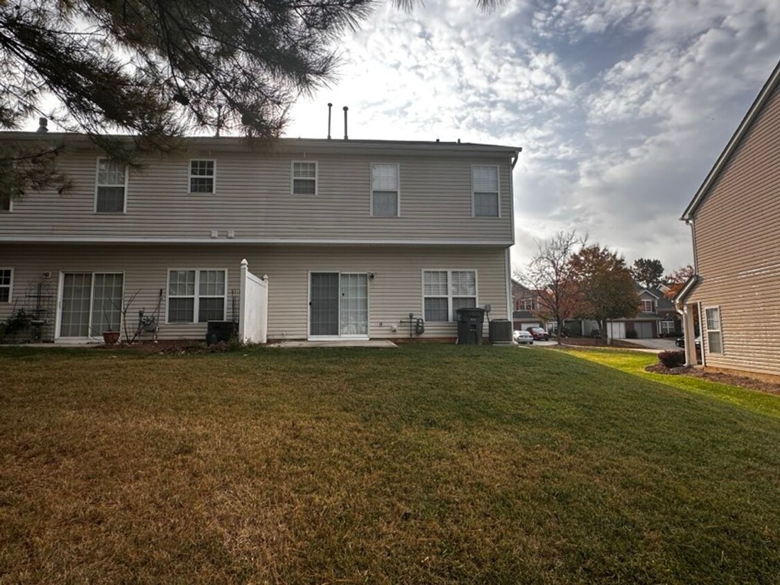 Foto del edificio - Charming end unit townhome in Matthews!