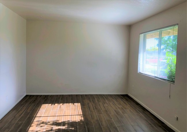 Building Photo - 715 W Cinnabar Ave