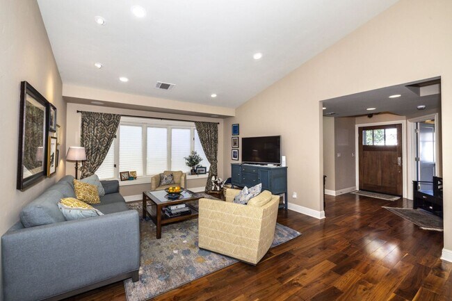 Foto del edificio - Conveniently Located, Fully Furnished 2 Bed/2 Bath Home Available To Nov!