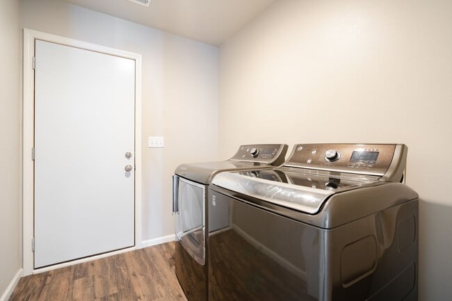 Building Photo - Modern Elegance Beckons at Summerland Park: Discover New 2 Bed, 2 Bath Luxury Living in Waterloo,...