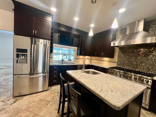 Building Photo - 16530 Lake Tree Dr
