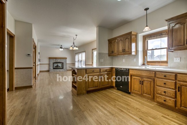 Building Photo - 1305 SW Pebble Ln