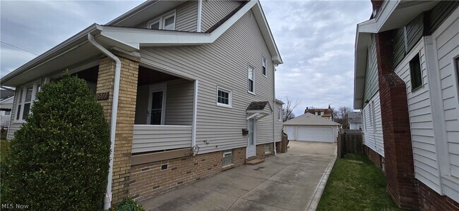 Building Photo - 17505 Elsienna Ave
