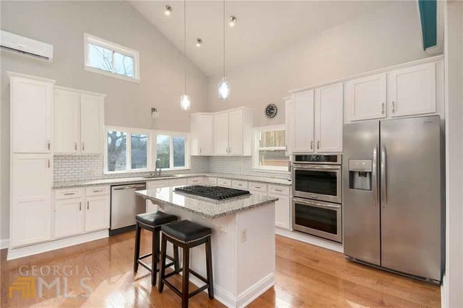 DESIGNER KITCHEN with HIGH-END APPLIANCES - 717 Berne St SE