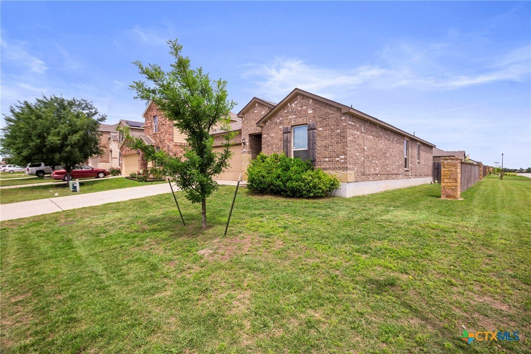 Building Photo - 1203 Daffodil Dr