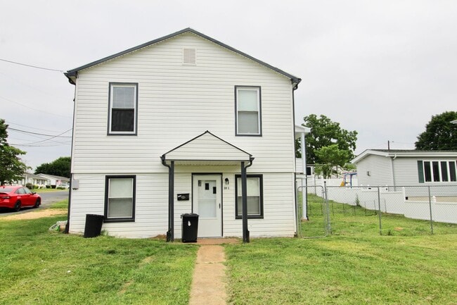 Building Photo - New low price - Larger Renovated 2 Bed / 1...