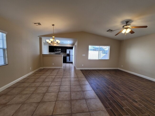 Foto del edificio - Beautiful Single Story Town Home in Mountains Edge Community