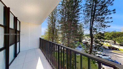 Building Photo - 1000 Parkview Dr