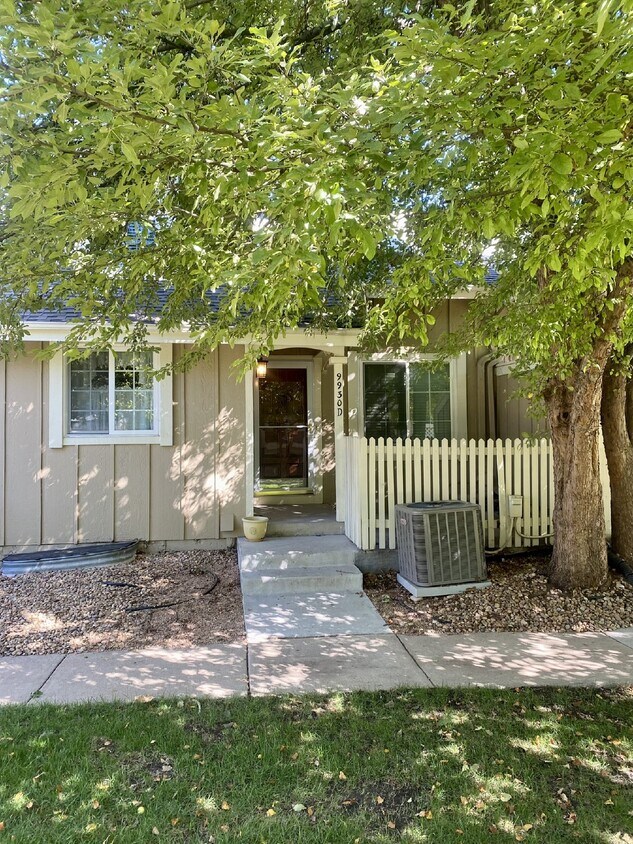 Foto principal - Don't Miss out on this 2 Bed +Loft Townhom...
