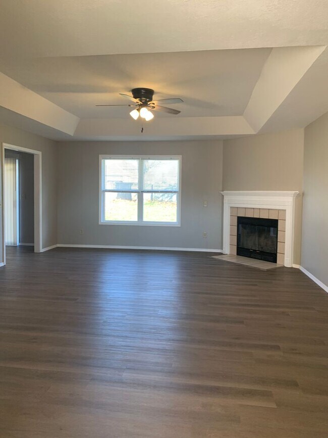 Foto del edificio - Beautiful brick 3 bedroom 2 full bathroom ...