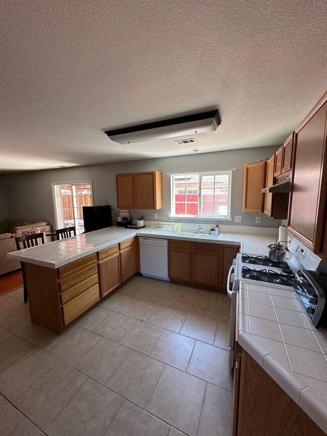 Foto del edificio - Fantastic 2 Story Home With Desirable Location