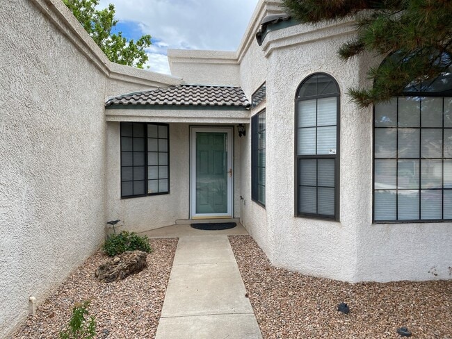 Building Photo - Location, location!  Updated 3 Br, 2 Bath ...