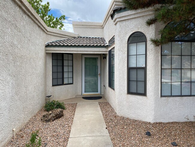 Foto del edificio - Location, location!  Updated 3 Br, 2 Bath ...