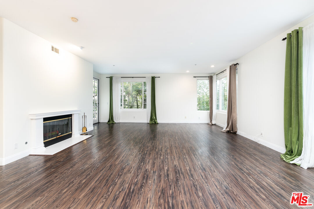 Primary Photo - 117 N Gale Dr