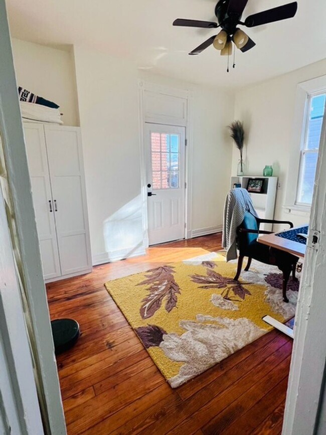 Building Photo - Great Historic Urban Rowhome in Churchill