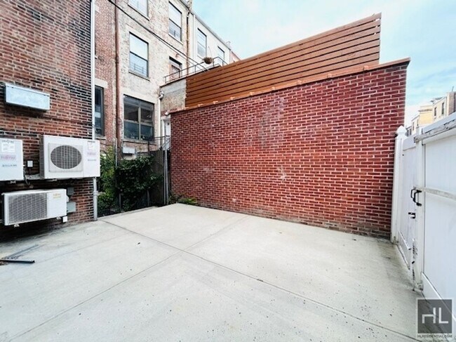 Foto del edificio - Enormous Striver's Row 2 Bedroom/Flex 3 Du...
