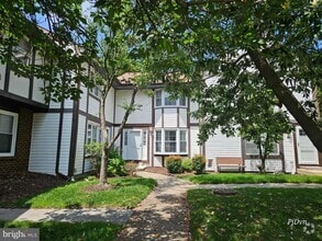 Building Photo - 284 Oakwood Village Ct