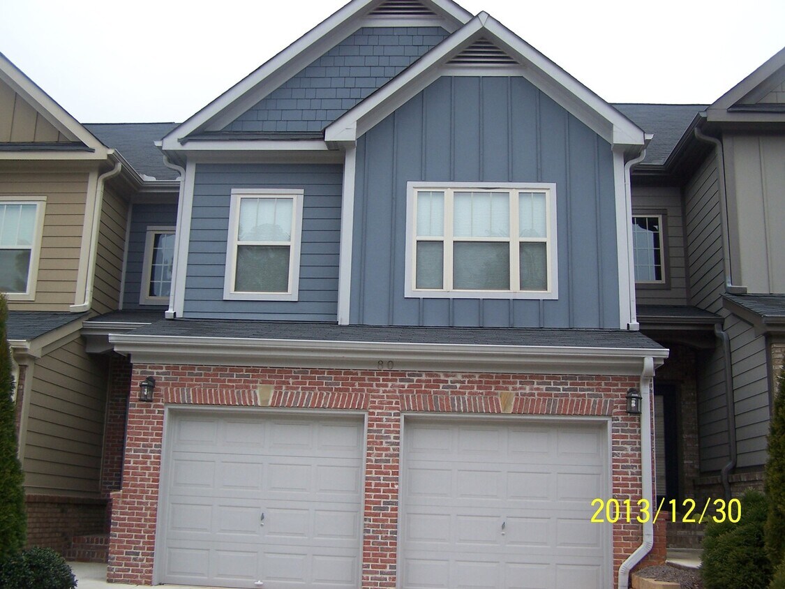 Foto principal - TOWN HOME IN GATED COMMUNITY WITH POOL!