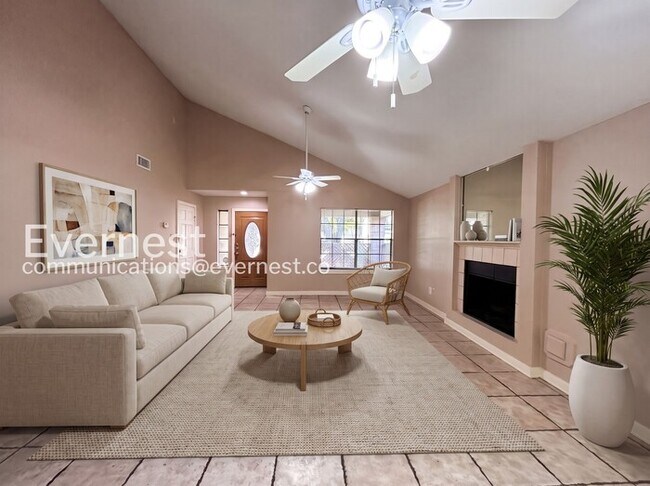 Foto del edificio - 3 Bed, 2 Bath Home with Fenced Yard & Garage / Pet-Friendly / Available Now!