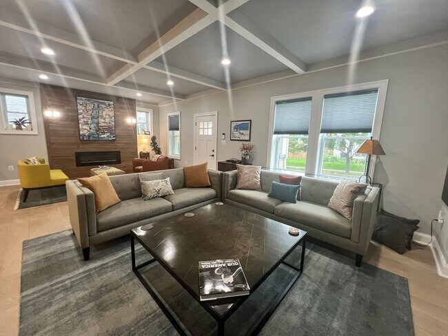 Building Photo - Amazing 5 BR/3.5 BA Single-Family Home in ...