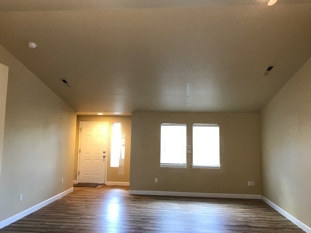 Foto del edificio - **$750 OFF 1st Month** Great Location! 3 Bedroom Home in SW Bend!