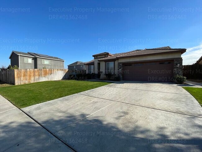 Foto del edificio - 4 bedrooms/ 2 bathrooms, with a patio.