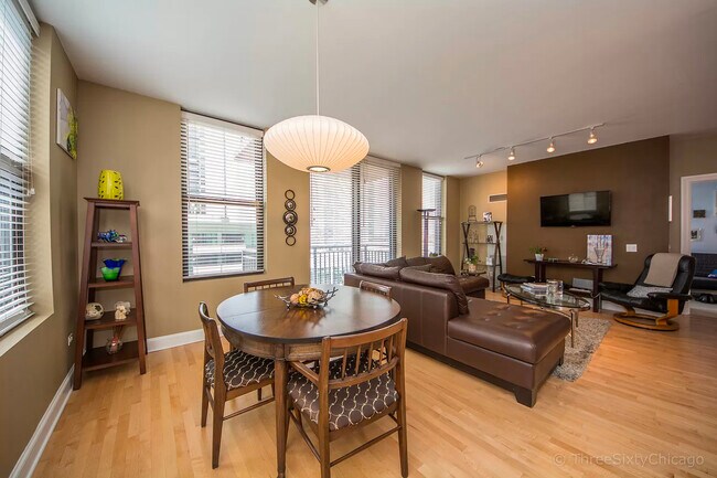 Foto del edificio - 330 N Jefferson St