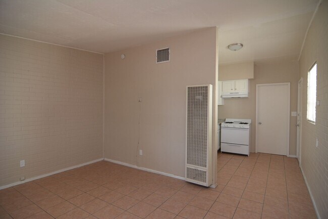 Building Photo - Charming 1 Bedroom  1 Bath Duplex! South Tucson Location!