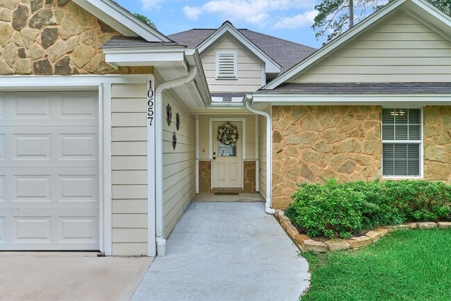 Building Photo - 10657 Royal Cavins Dr