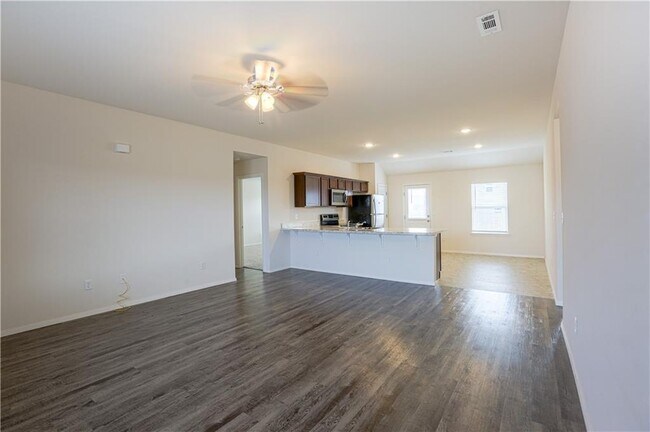 Building Photo - 2323 Pinewood Ave