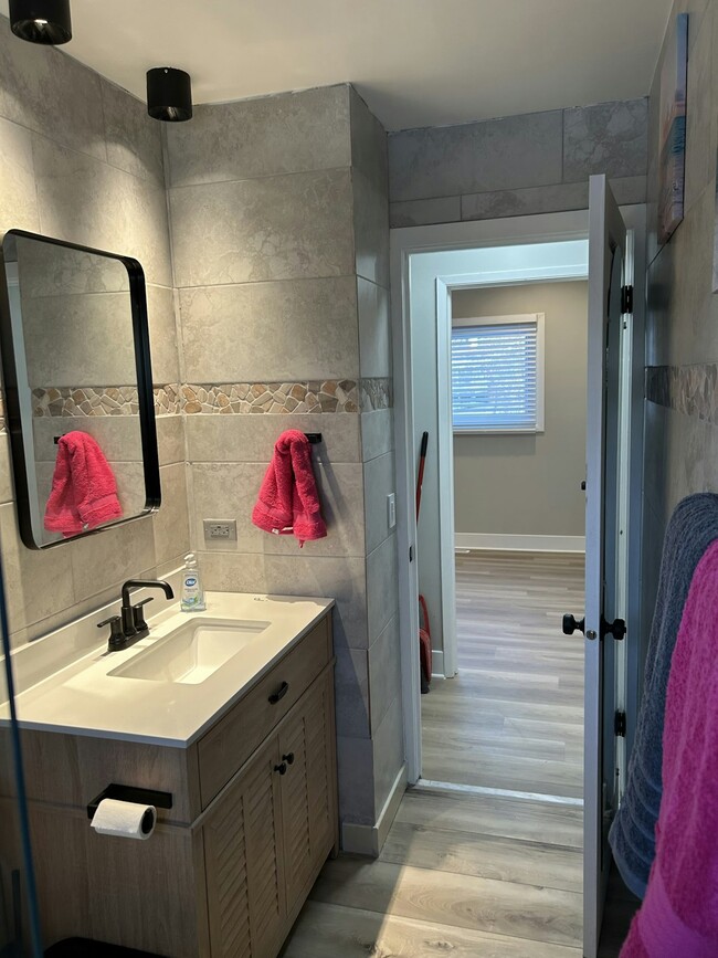 Building Photo - 921 Stratford Ln